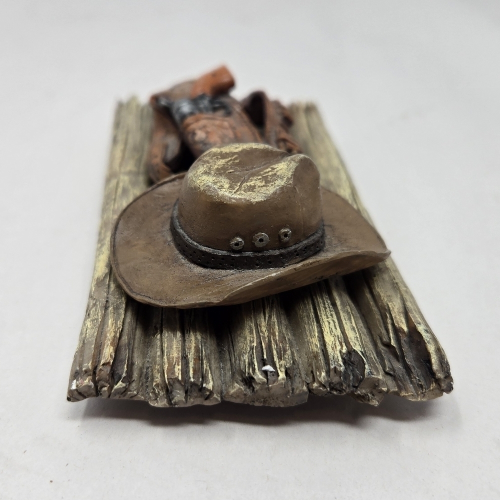 Western Gunslingers Hat Holster & Gun On Faux Wooden Raft Decor Cowboy Western - Picture 4 of 7